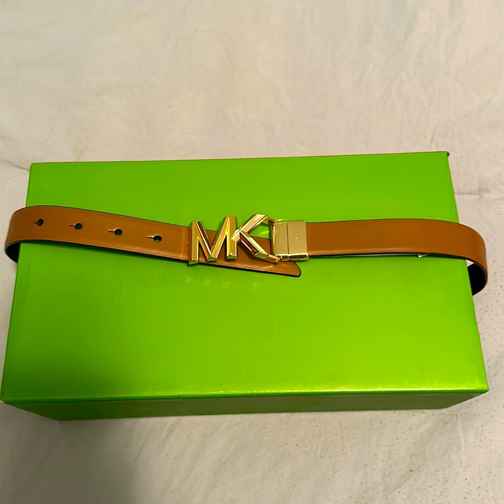 New! Michael Kors twist reversible belt, tags still on! Awesome Xmas present!